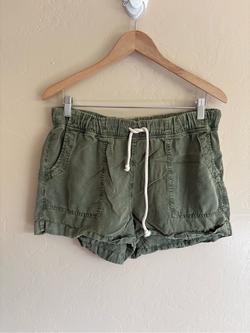 Aerie High Waisted Tie Waist Olive Green Pull On Cargo Pocket Shorts Size Medium